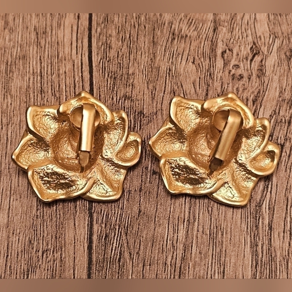 Vtg AVON 1993 "Soft Petal Rose" Matte Goldtone Clip Earrings - Picture 3 of 4